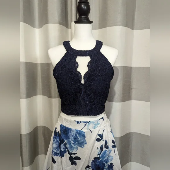 City Studio 2 Piece Lace Peekaboo A-Lined Flyaway Formal Gown W/ Pockets - Picture 4 of 14